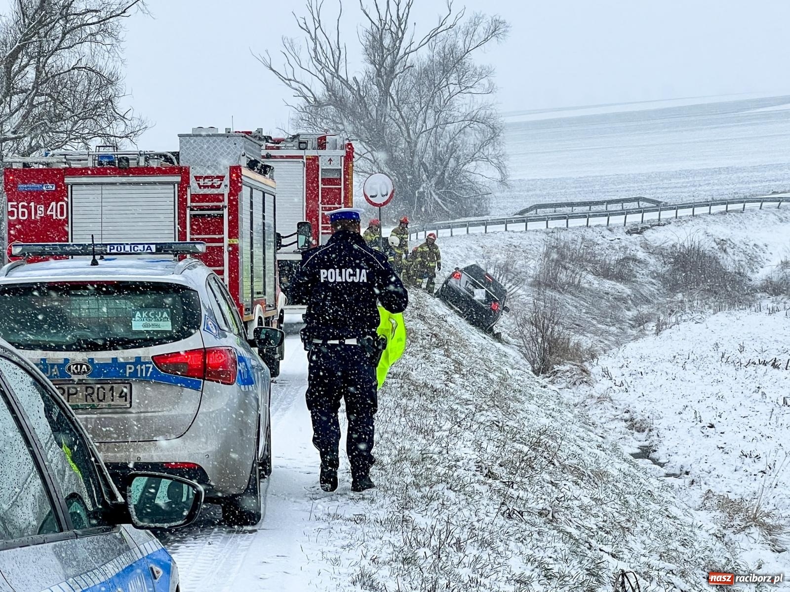 Zdjęcie w galerii na portalu naszraciborz.pl: Groźne zdarzenie między Miedonią a Brzeźnicą. Samochód zatrzymał się na skarpie [FOTO] wiadomości z regionu