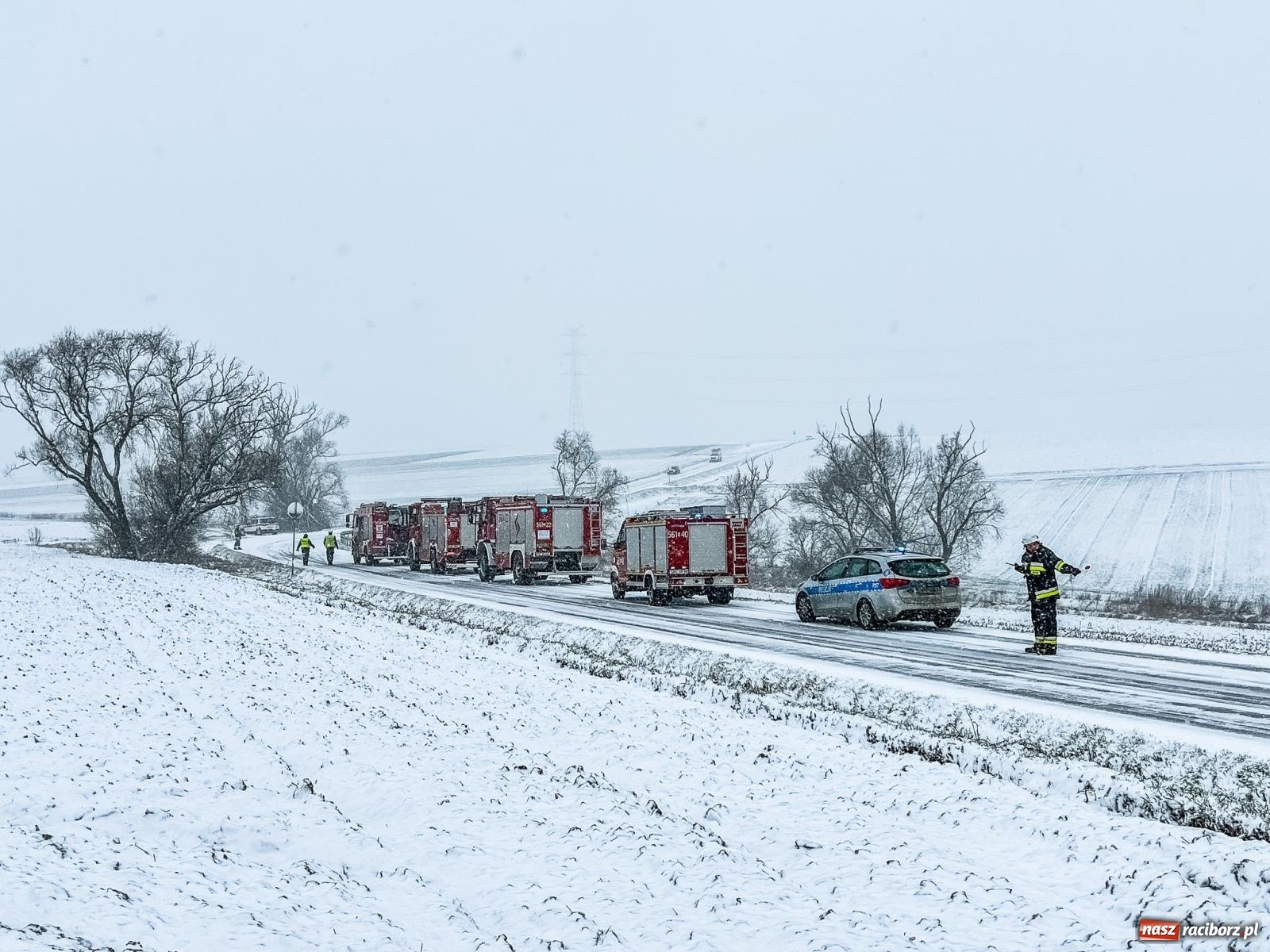 Zdjęcie w galerii na portalu naszraciborz.pl: Groźne zdarzenie między Miedonią a Brzeźnicą. Samochód zatrzymał się na skarpie [FOTO] wiadomości z regionu