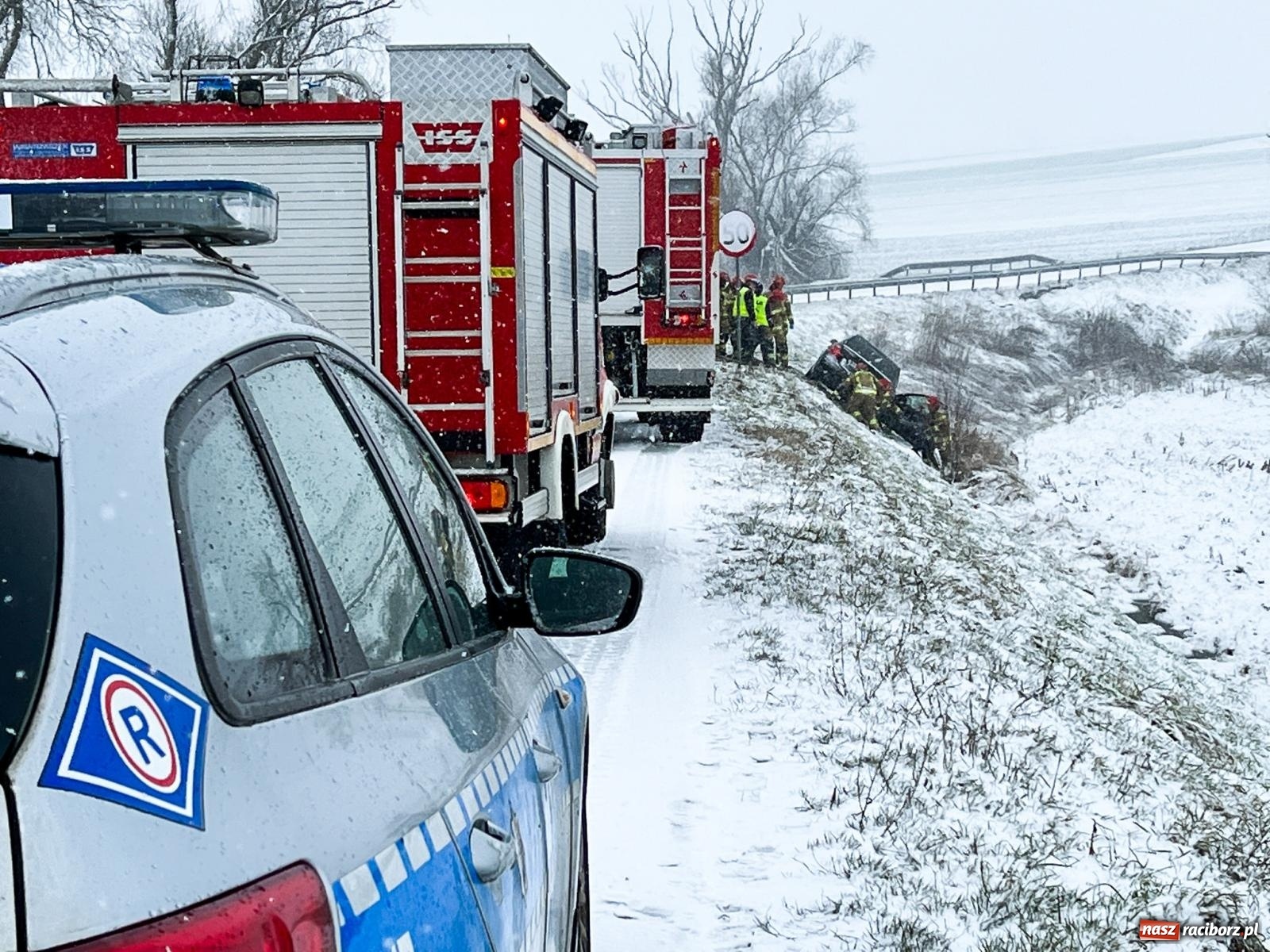 Zdjęcie w galerii na portalu naszraciborz.pl: Groźne zdarzenie między Miedonią a Brzeźnicą. Samochód zatrzymał się na skarpie [FOTO] wiadomości z regionu