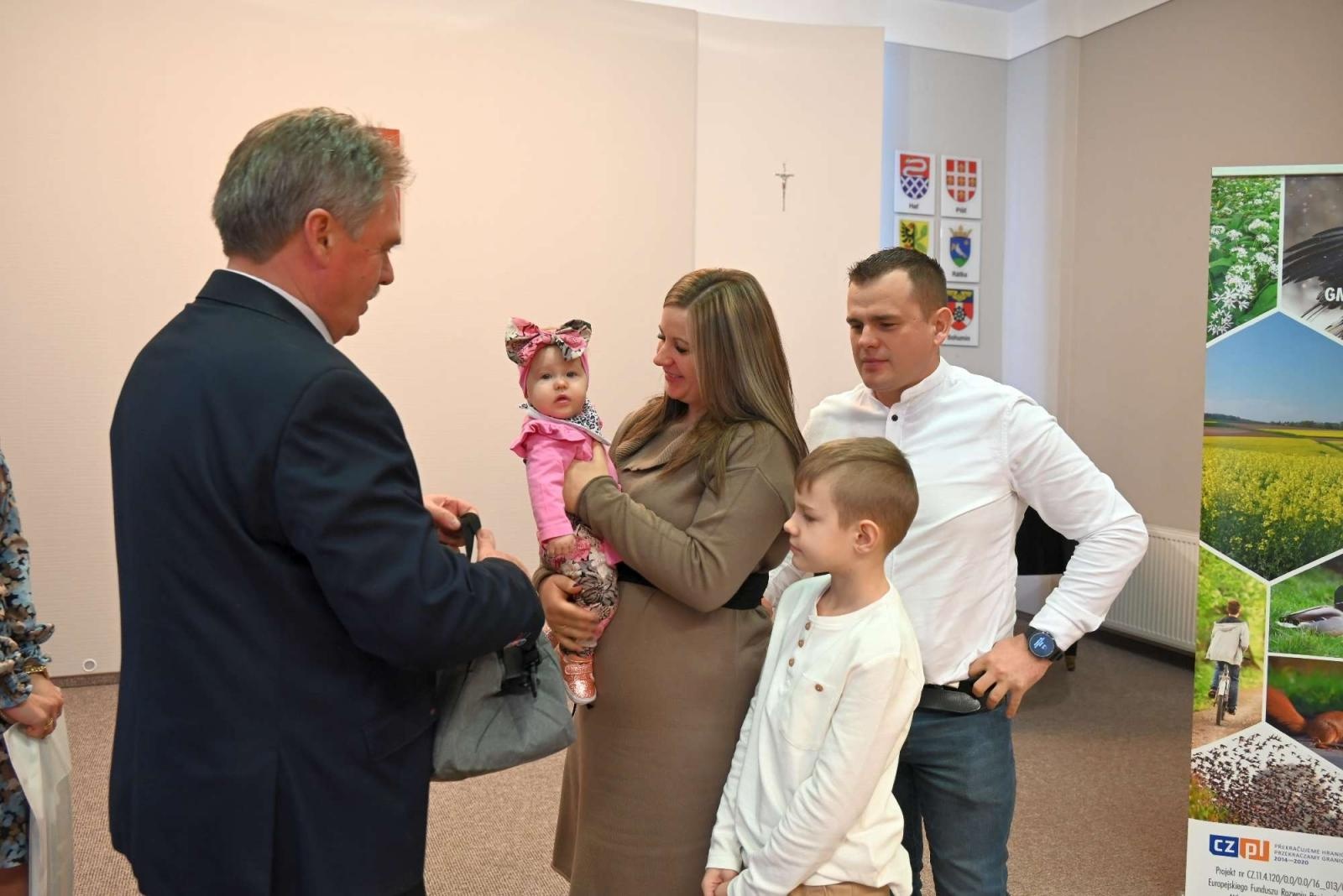 Zdjęcie w galerii na portalu naszraciborz.pl: W gminie Krzyżanowice przywitano najmłodszych obywateli wiadomości z regionu