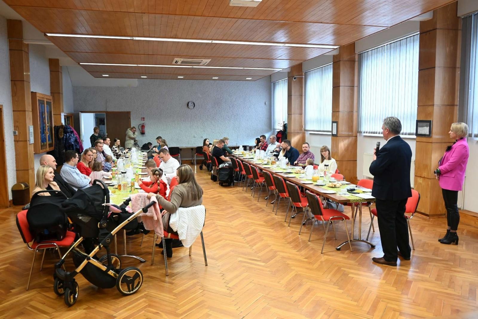 Zdjęcie w galerii na portalu naszraciborz.pl: W gminie Krzyżanowice przywitano najmłodszych obywateli wiadomości z regionu