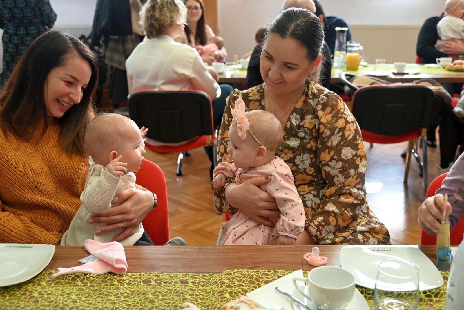 Zdjęcie w galerii na portalu naszraciborz.pl: W gminie Krzyżanowice przywitano najmłodszych obywateli wiadomości z regionu
