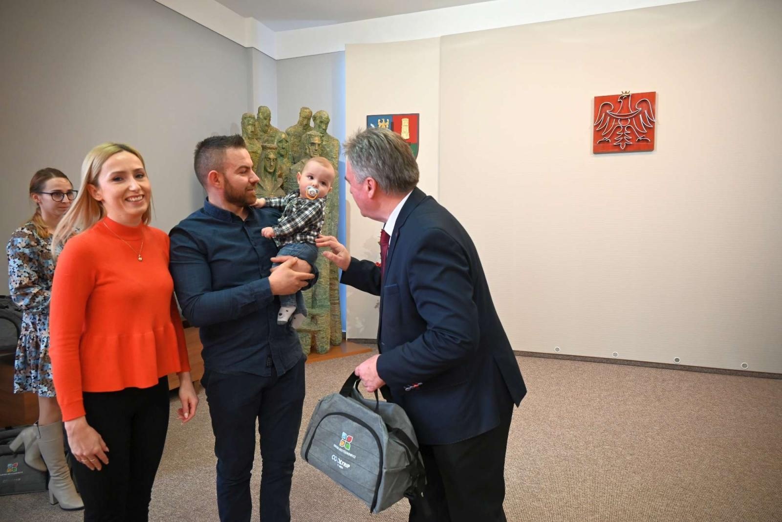 Zdjęcie w galerii na portalu naszraciborz.pl: W gminie Krzyżanowice przywitano najmłodszych obywateli wiadomości z regionu