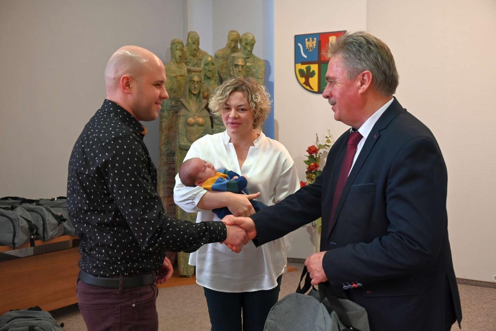 Zdjęcie w galerii na portalu naszraciborz.pl: W gminie Krzyżanowice przywitano najmłodszych obywateli wiadomości z regionu