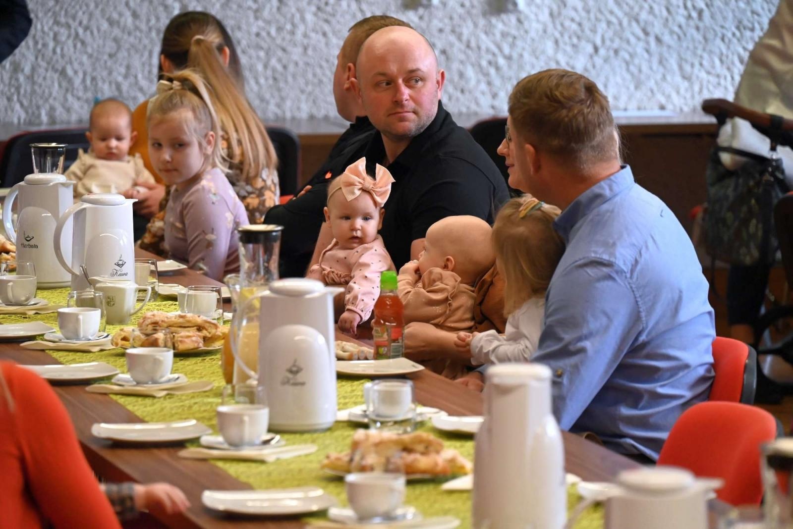 Zdjęcie w galerii na portalu naszraciborz.pl: W gminie Krzyżanowice przywitano najmłodszych obywateli wiadomości z regionu