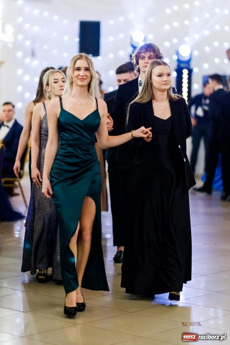 Zdjęcie w galerii na portalu naszraciborz.pl: Studniówka II LO im. Adama Mickiewicza [FOTO i WIDEO] wiadomości z regionu