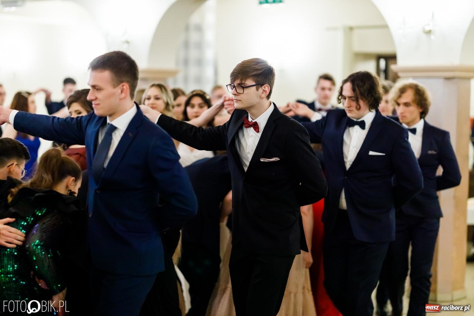 Zdjęcie w galerii na portalu naszraciborz.pl: Studniówka II LO im. Adama Mickiewicza [FOTO i WIDEO] wiadomości z regionu