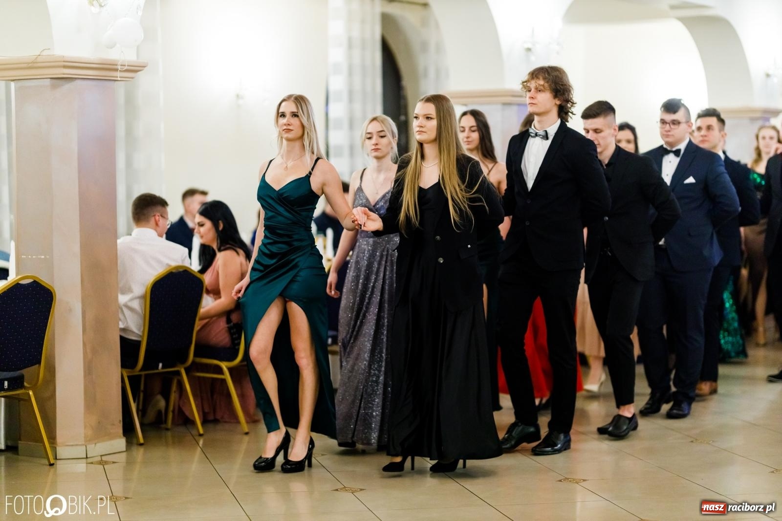 Zdjęcie w galerii na portalu naszraciborz.pl: Studniówka II LO im. Adama Mickiewicza [FOTO i WIDEO] wiadomości z regionu