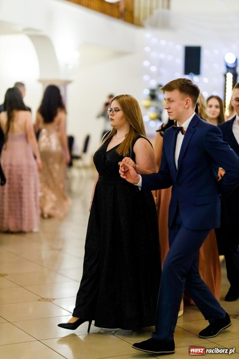 Zdjęcie w galerii na portalu naszraciborz.pl: Studniówka II LO im. Adama Mickiewicza [FOTO i WIDEO] wiadomości z regionu