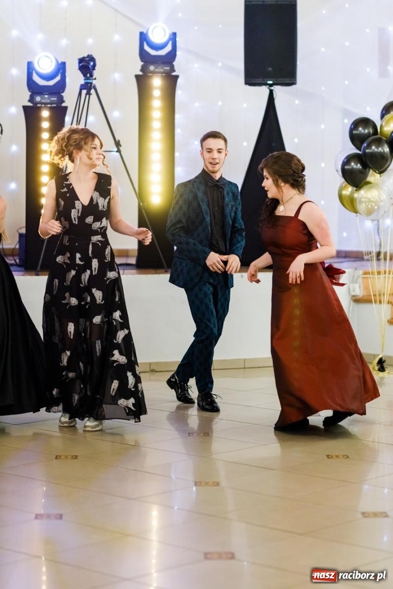 Zdjęcie w galerii na portalu naszraciborz.pl: Studniówka II LO im. Adama Mickiewicza [FOTO i WIDEO] wiadomości z regionu