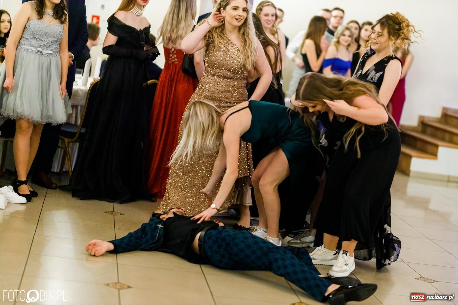 Zdjęcie w galerii na portalu naszraciborz.pl: Studniówka II LO im. Adama Mickiewicza [FOTO i WIDEO] wiadomości z regionu