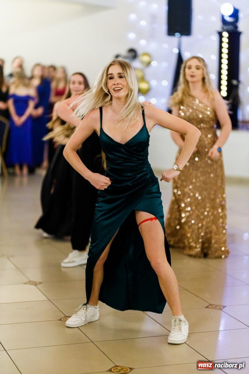 Zdjęcie w galerii na portalu naszraciborz.pl: Studniówka II LO im. Adama Mickiewicza [FOTO i WIDEO] wiadomości z regionu