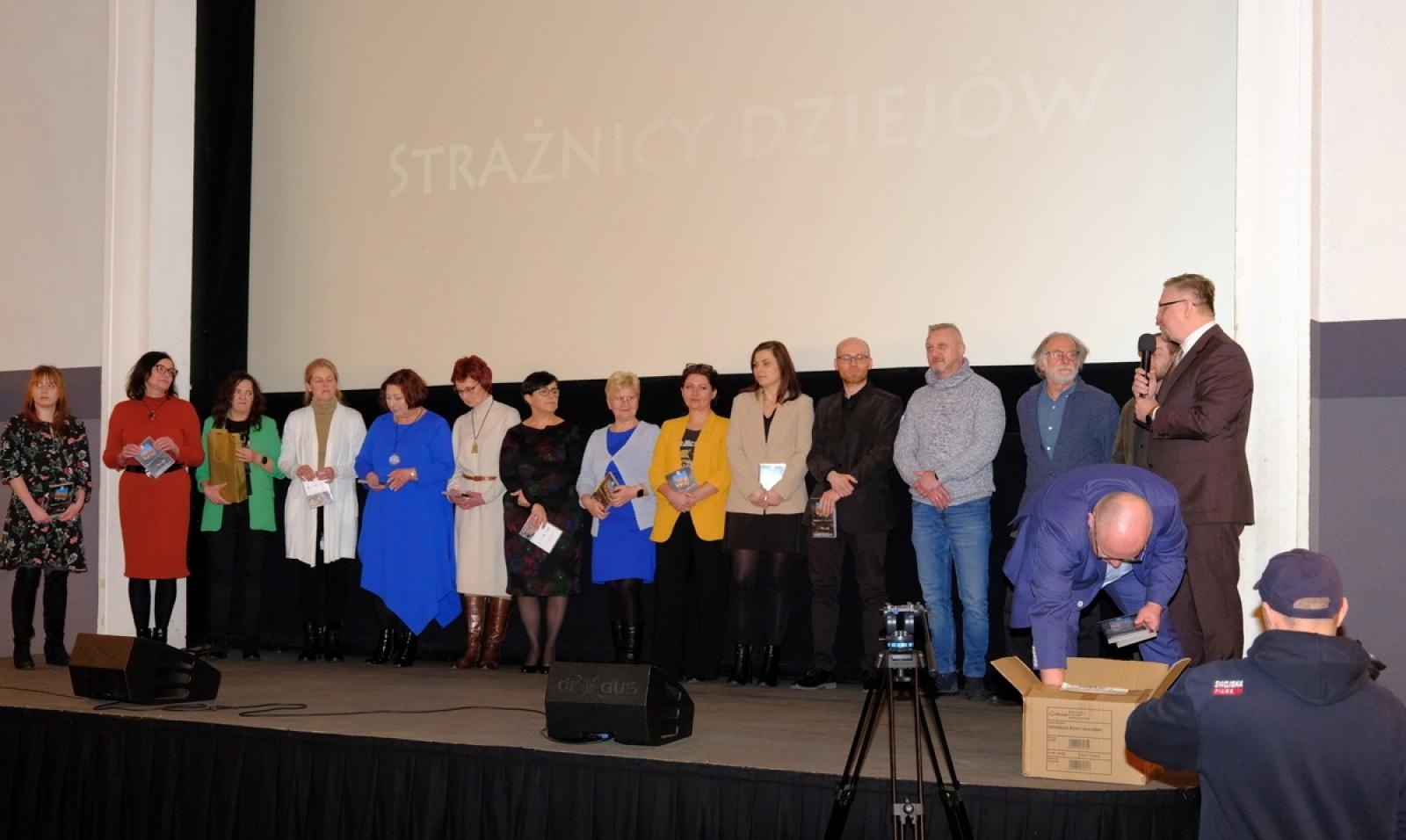 Zdjęcie w galerii na portalu naszraciborz.pl: Strażnicy dziejów - pełna wersja pokazana w Strzesze wiadomości z regionu