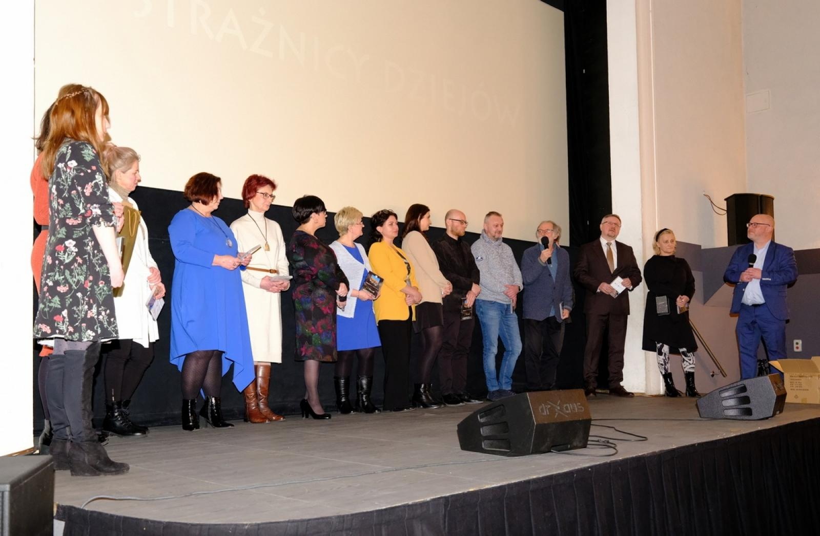 Zdjęcie w galerii na portalu naszraciborz.pl: Strażnicy dziejów - pełna wersja pokazana w Strzesze wiadomości z regionu