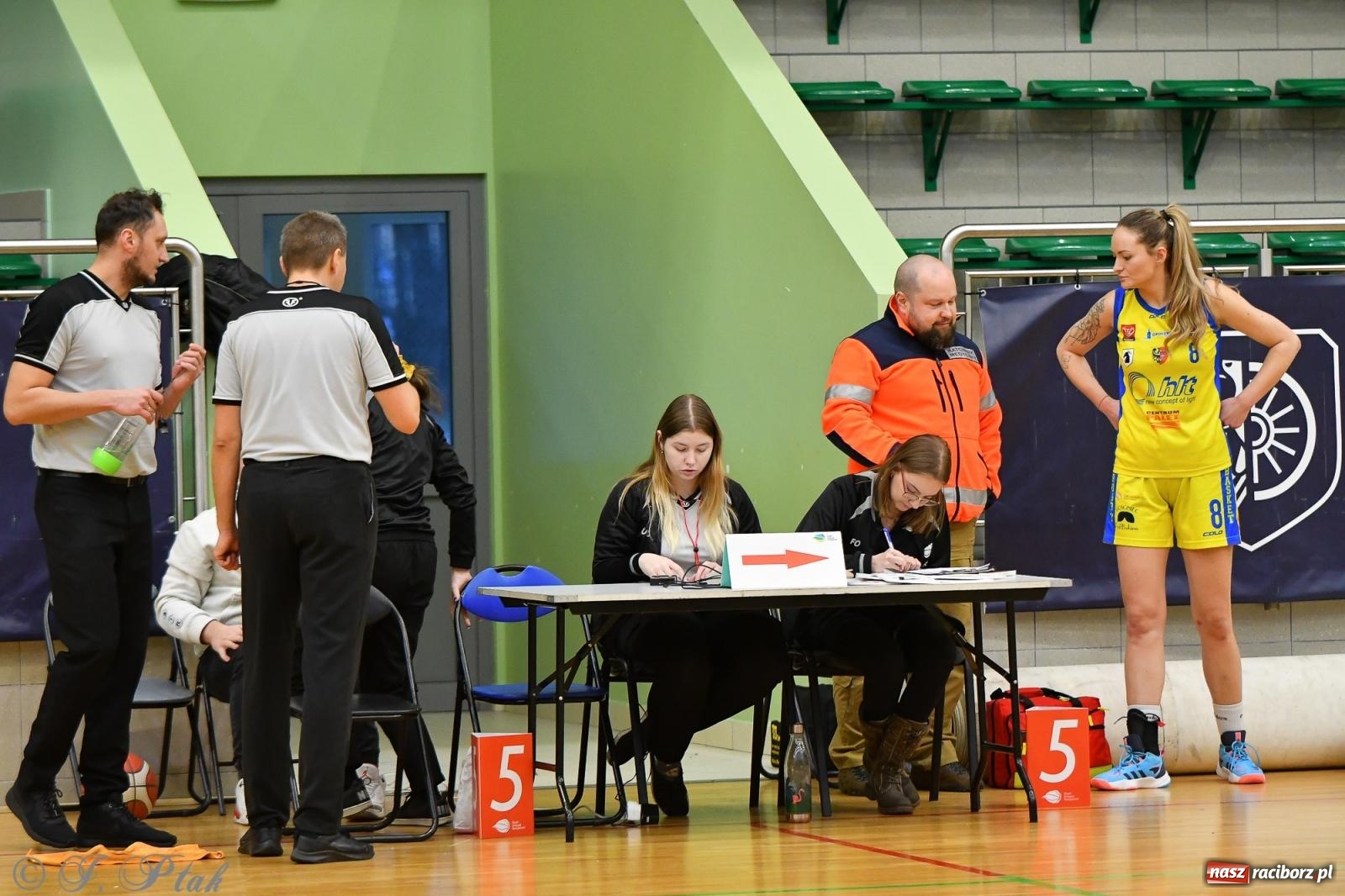 Zdjęcie w galerii na portalu naszraciborz.pl: Koszykówka. Kolejna domowa wygrana RKK AZS Racibórz [FOTO] wiadomości z regionu