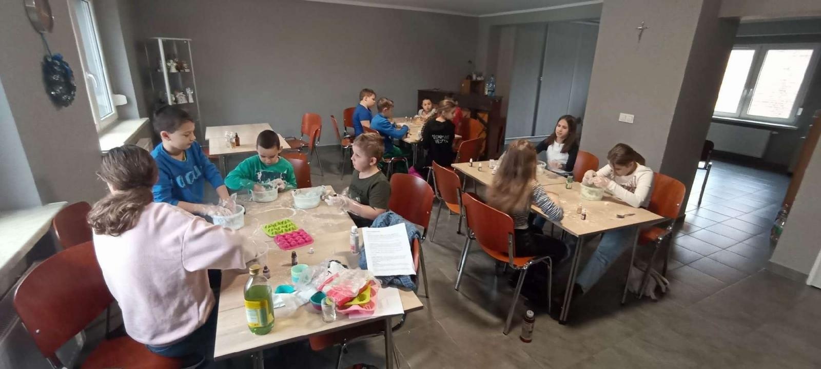 Zdjęcie w galerii na portalu naszraciborz.pl: Malarze i rzeźbiarze tworzyli w ferie w RCK wiadomości z regionu