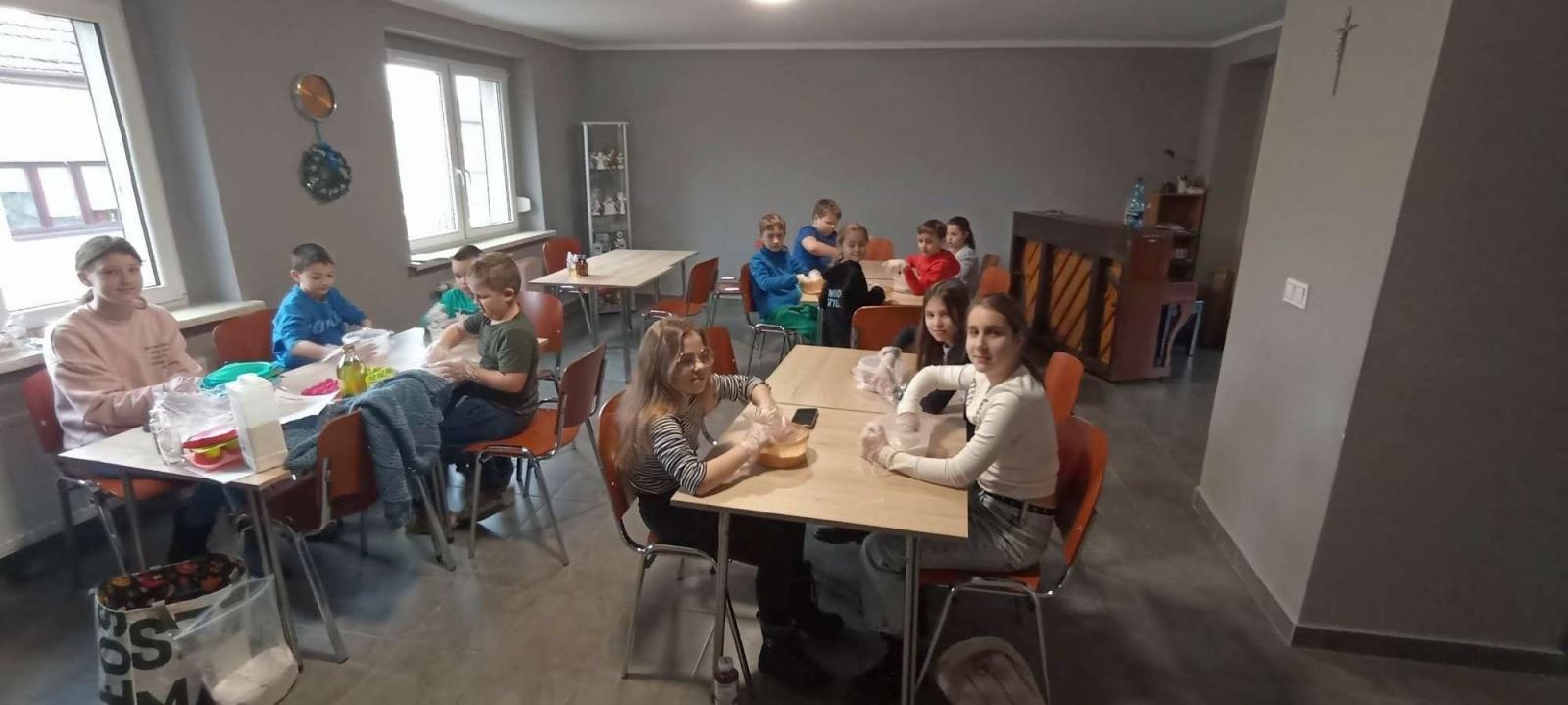 Zdjęcie w galerii na portalu naszraciborz.pl: Malarze i rzeźbiarze tworzyli w ferie w RCK wiadomości z regionu