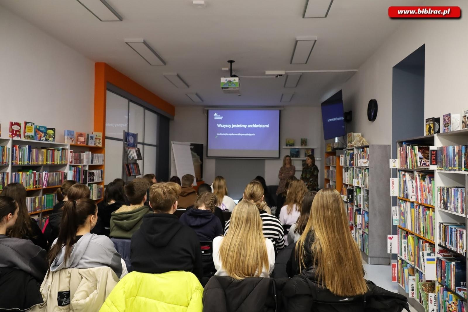 Zdjęcie w galerii na portalu naszraciborz.pl: Jak stworzyć archiwum społeczne? Specjalistki z Centrum Archiwistyki Społecznej w bibliotece wiadomości z regionu