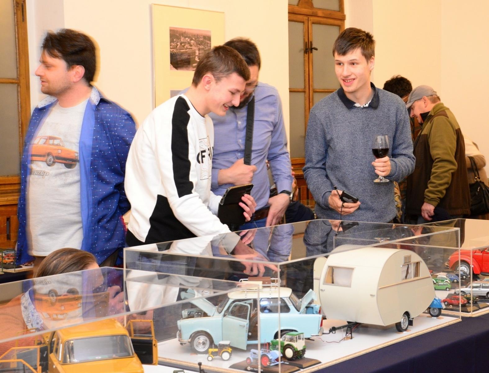 Zdjęcie w galerii na portalu naszraciborz.pl: Modele kultowych samochodów na wystawie w Muzeum [FOTO] wiadomości z regionu