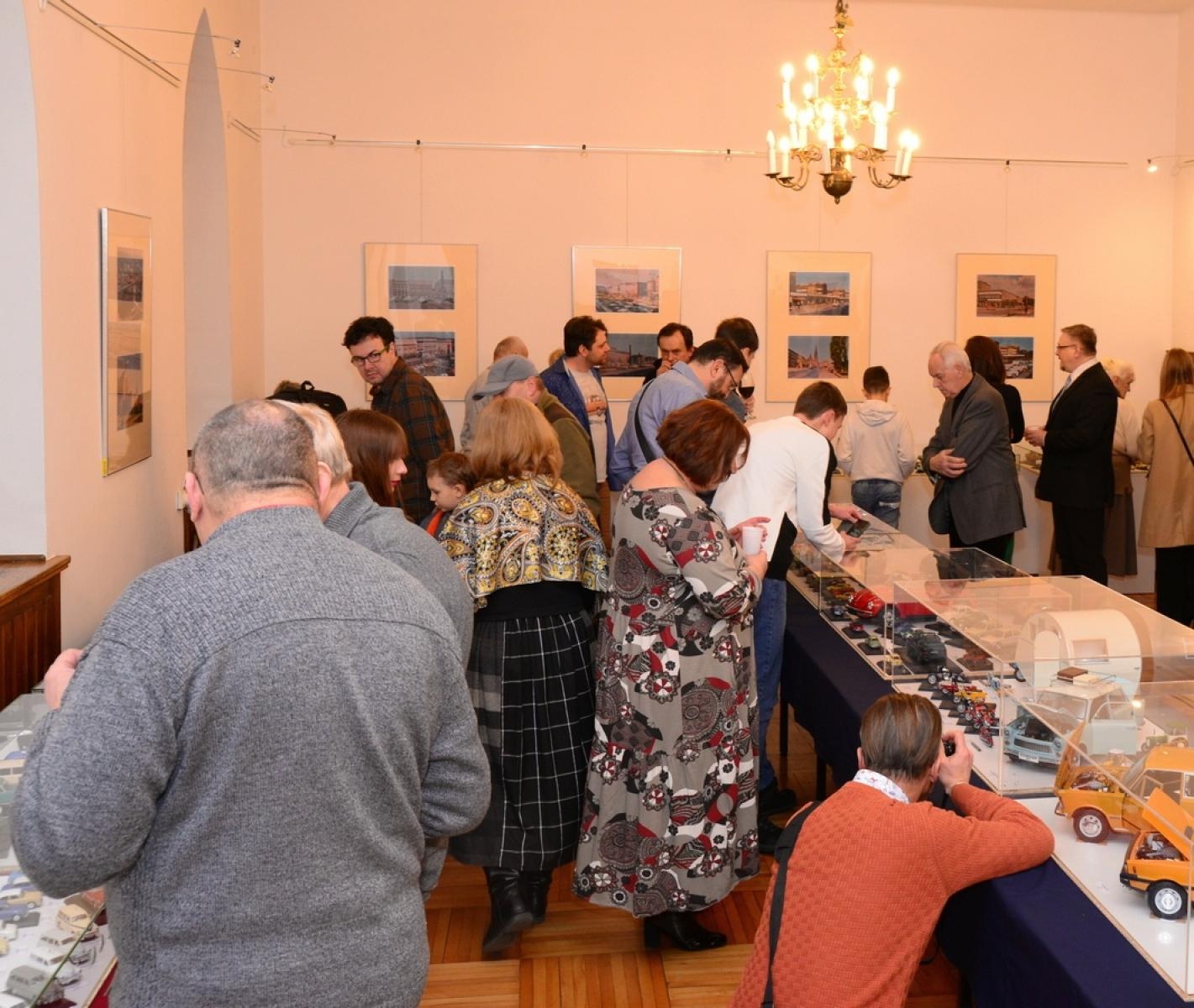 Zdjęcie w galerii na portalu naszraciborz.pl: Modele kultowych samochodów na wystawie w Muzeum [FOTO] wiadomości z regionu