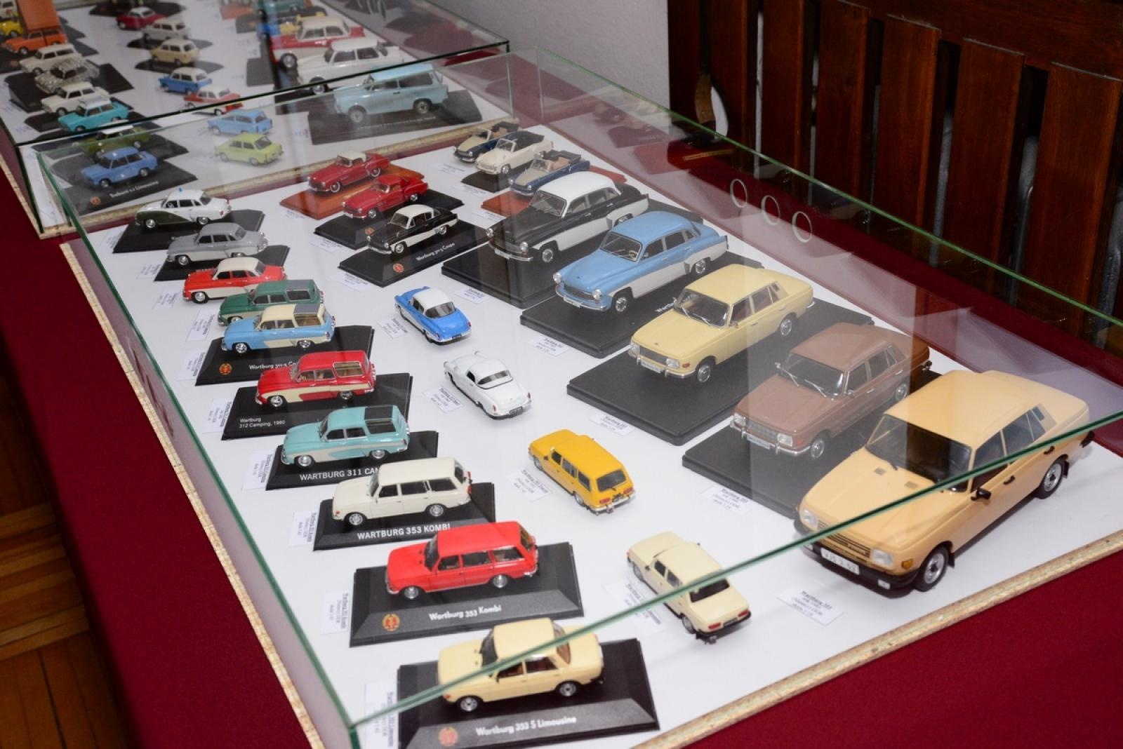 Zdjęcie w galerii na portalu naszraciborz.pl: Modele kultowych samochodów na wystawie w Muzeum [FOTO] wiadomości z regionu