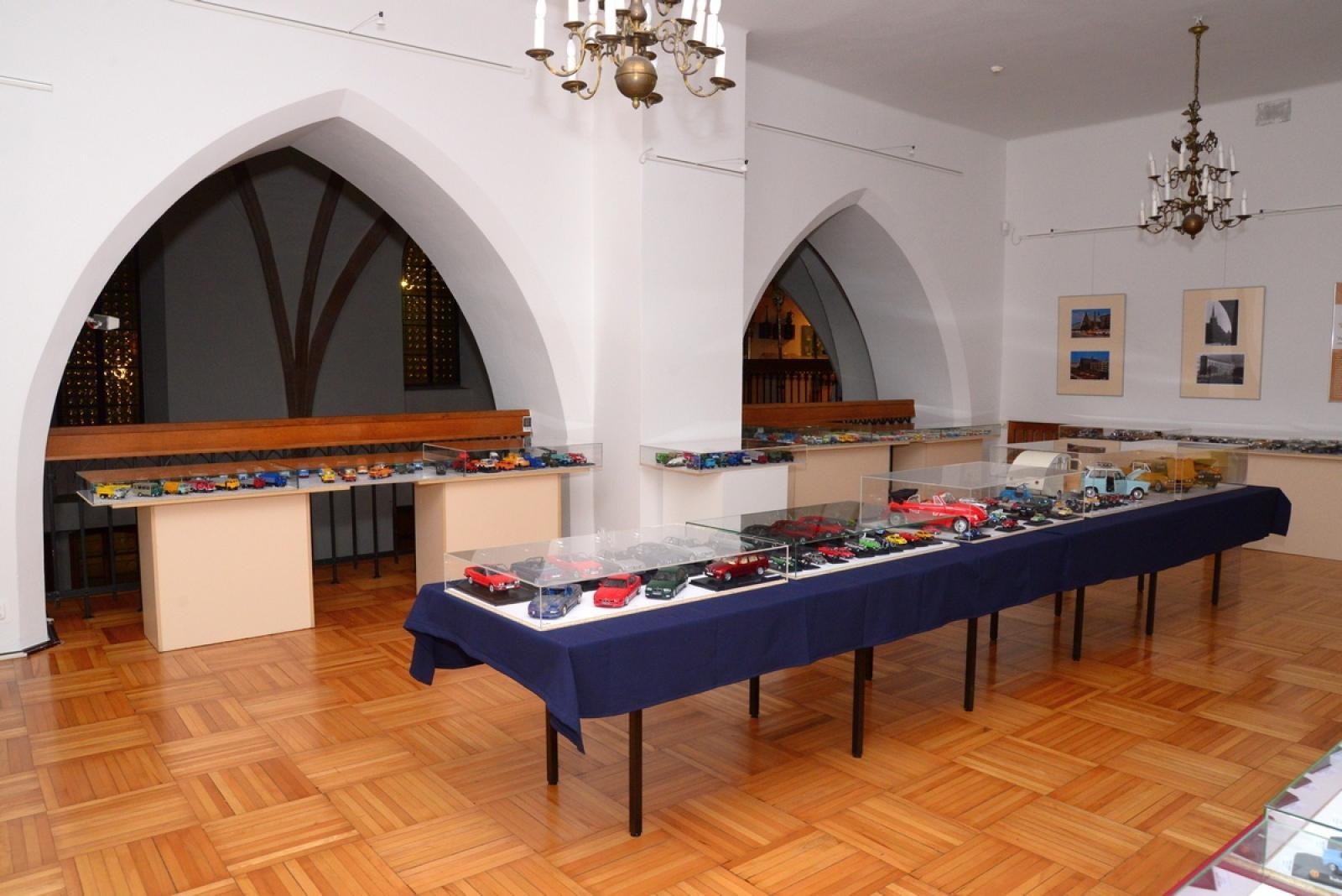 Zdjęcie w galerii na portalu naszraciborz.pl: Modele kultowych samochodów na wystawie w Muzeum [FOTO] wiadomości z regionu