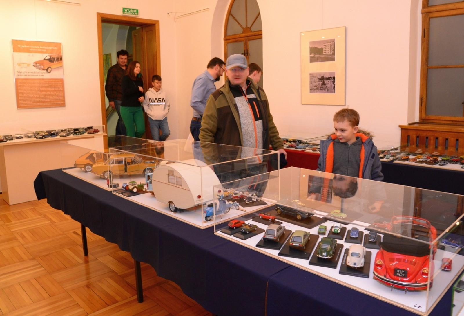 Zdjęcie w galerii na portalu naszraciborz.pl: Modele kultowych samochodów na wystawie w Muzeum [FOTO] wiadomości z regionu