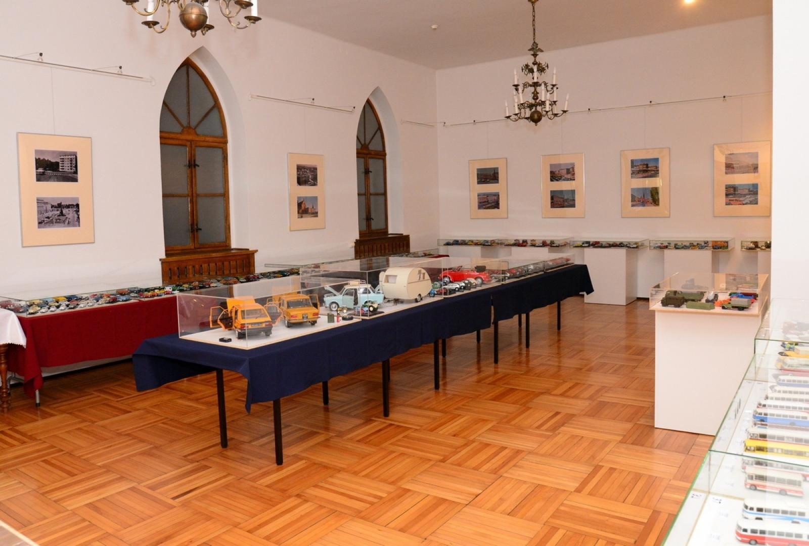 Zdjęcie w galerii na portalu naszraciborz.pl: Modele kultowych samochodów na wystawie w Muzeum [FOTO] wiadomości z regionu