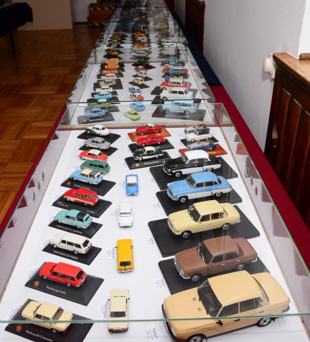 Zdjęcie w galerii na portalu naszraciborz.pl: Modele kultowych samochodów na wystawie w Muzeum [FOTO] wiadomości z regionu