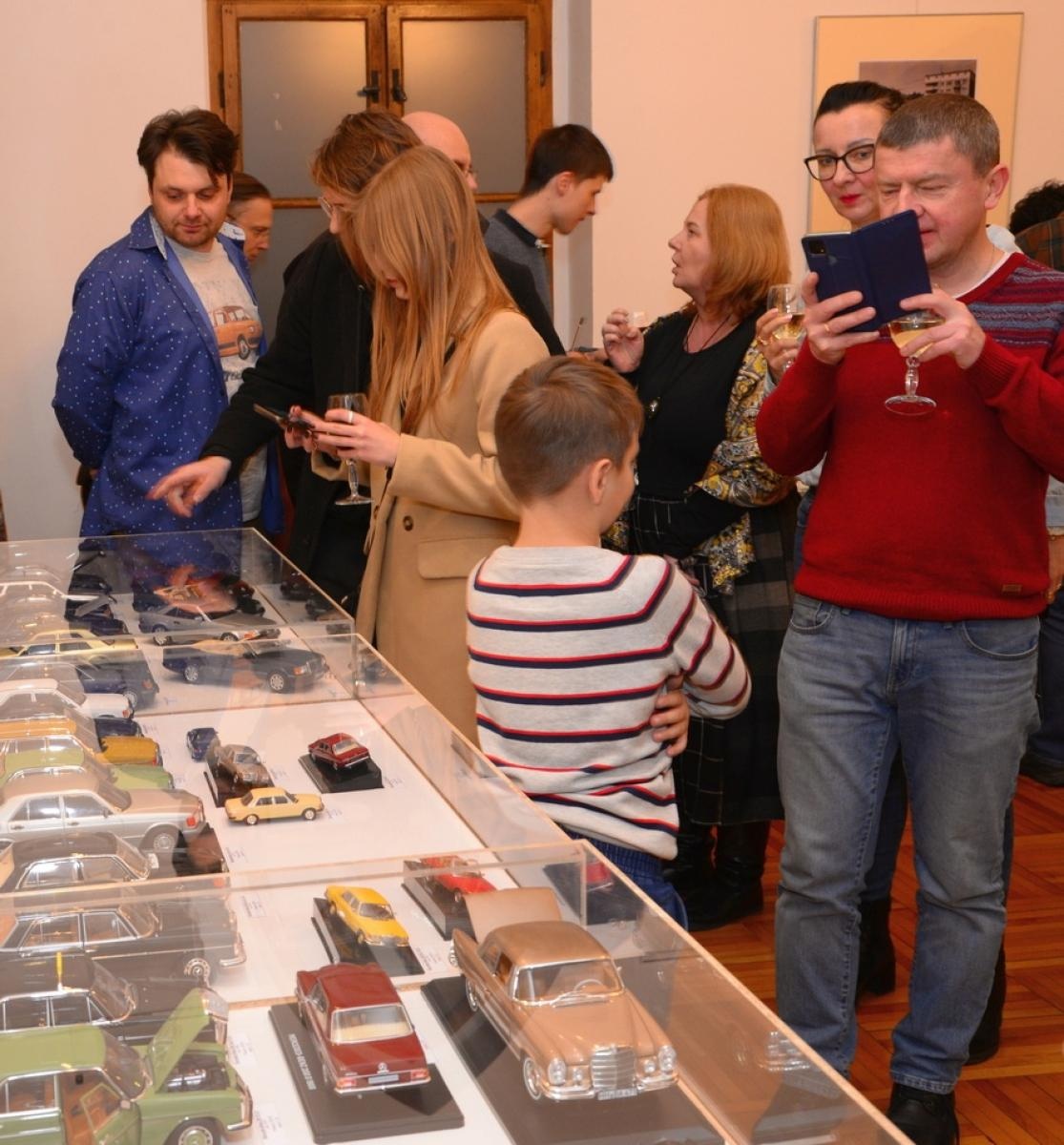Zdjęcie w galerii na portalu naszraciborz.pl: Modele kultowych samochodów na wystawie w Muzeum [FOTO] wiadomości z regionu