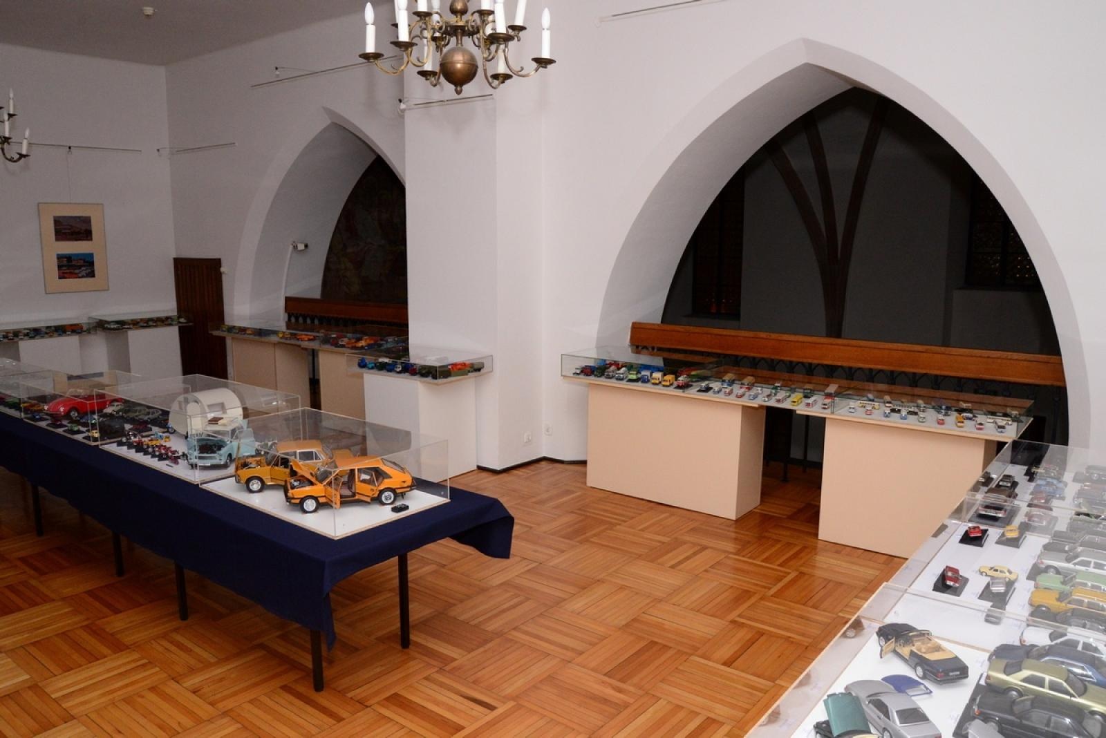Zdjęcie w galerii na portalu naszraciborz.pl: Modele kultowych samochodów na wystawie w Muzeum [FOTO] wiadomości z regionu