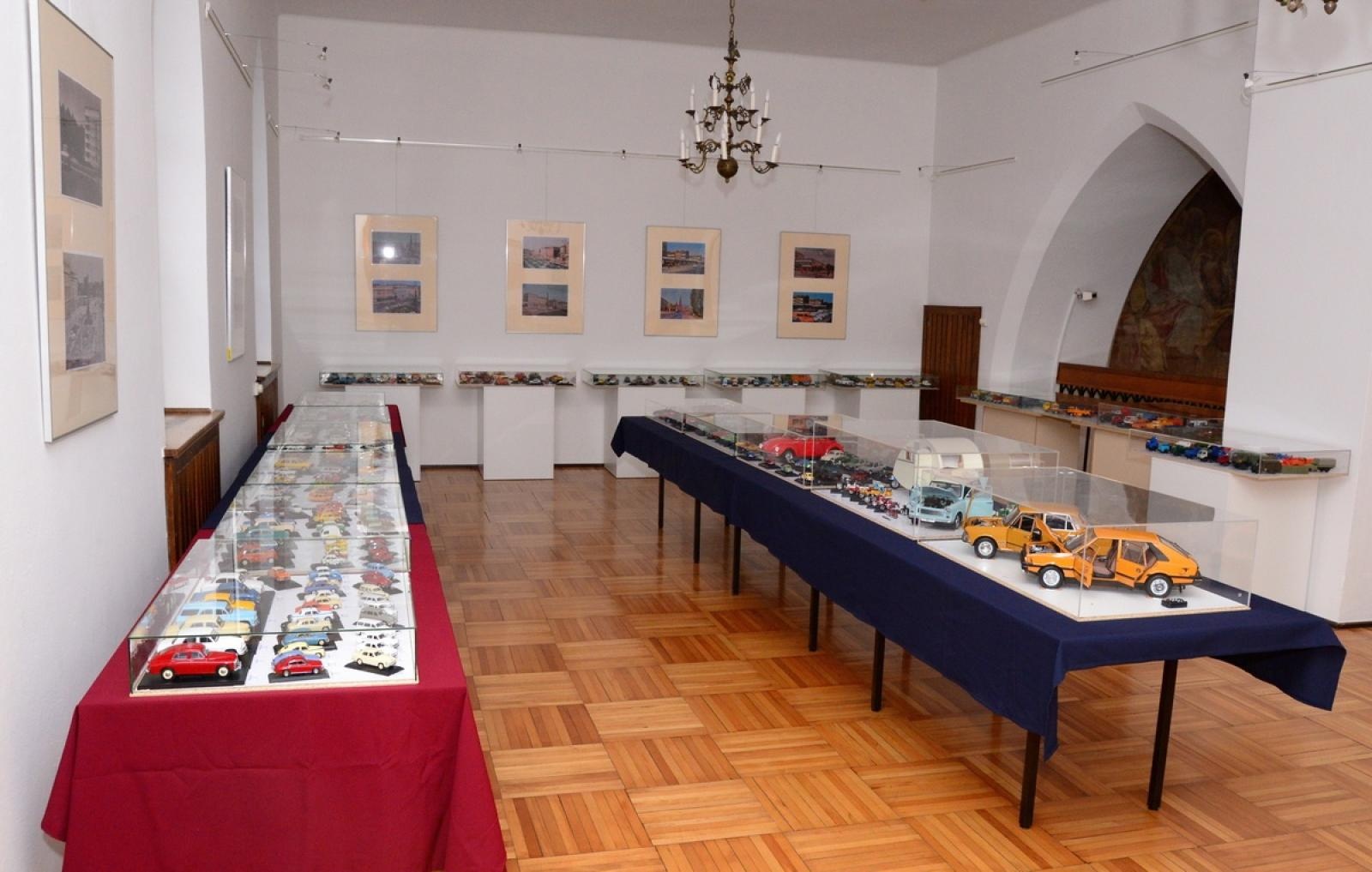 Zdjęcie w galerii na portalu naszraciborz.pl: Modele kultowych samochodów na wystawie w Muzeum [FOTO] wiadomości z regionu