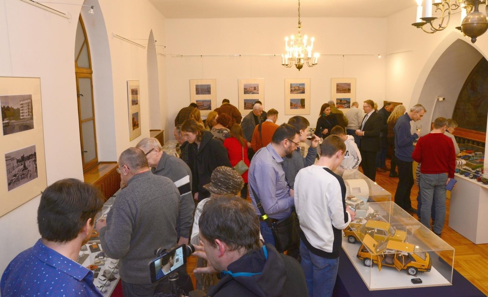 Zdjęcie w galerii na portalu naszraciborz.pl: Modele kultowych samochodów na wystawie w Muzeum [FOTO] wiadomości z regionu