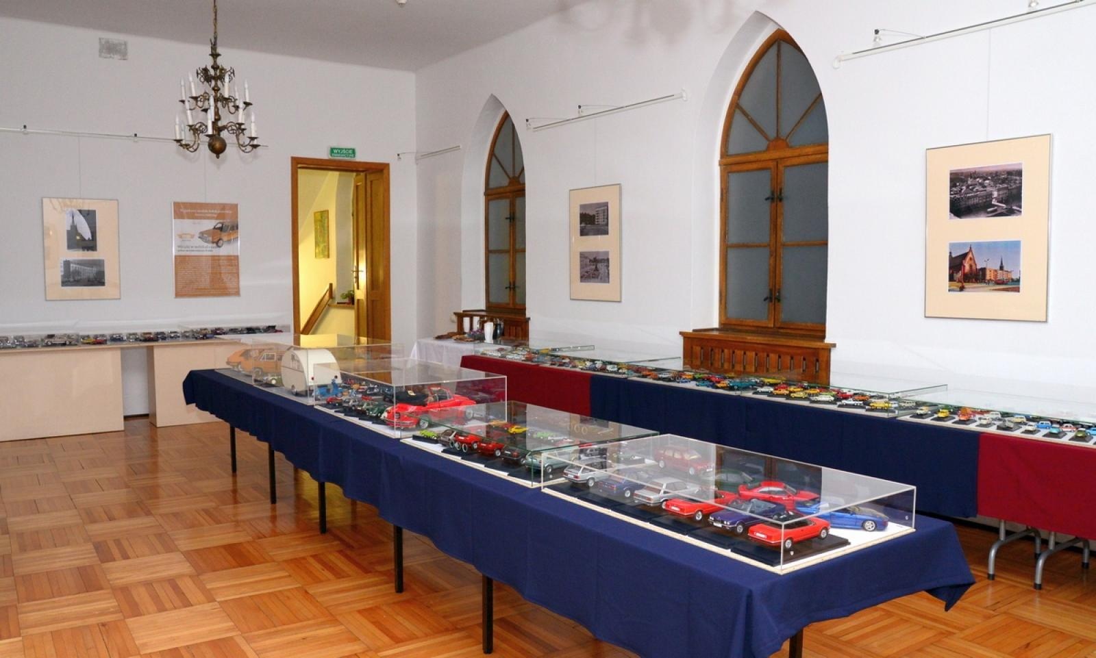 Zdjęcie w galerii na portalu naszraciborz.pl: Modele kultowych samochodów na wystawie w Muzeum [FOTO] wiadomości z regionu