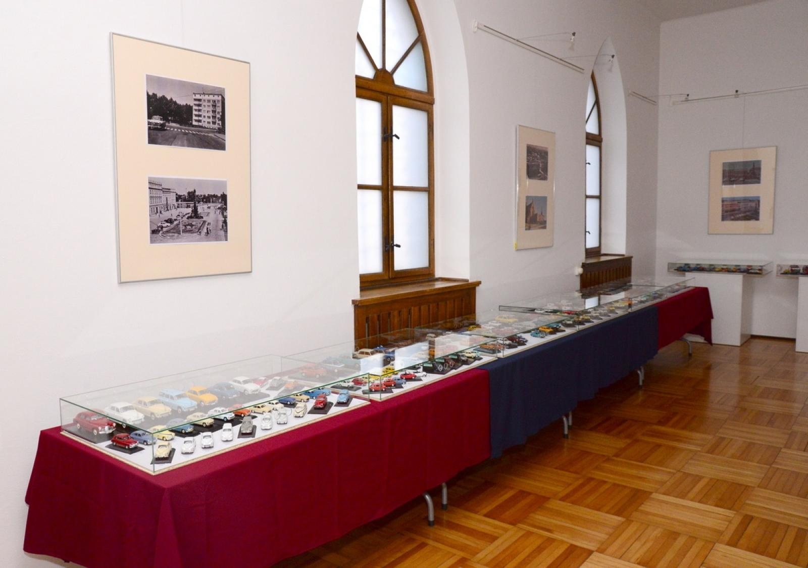 Zdjęcie w galerii na portalu naszraciborz.pl: Modele kultowych samochodów na wystawie w Muzeum [FOTO] wiadomości z regionu