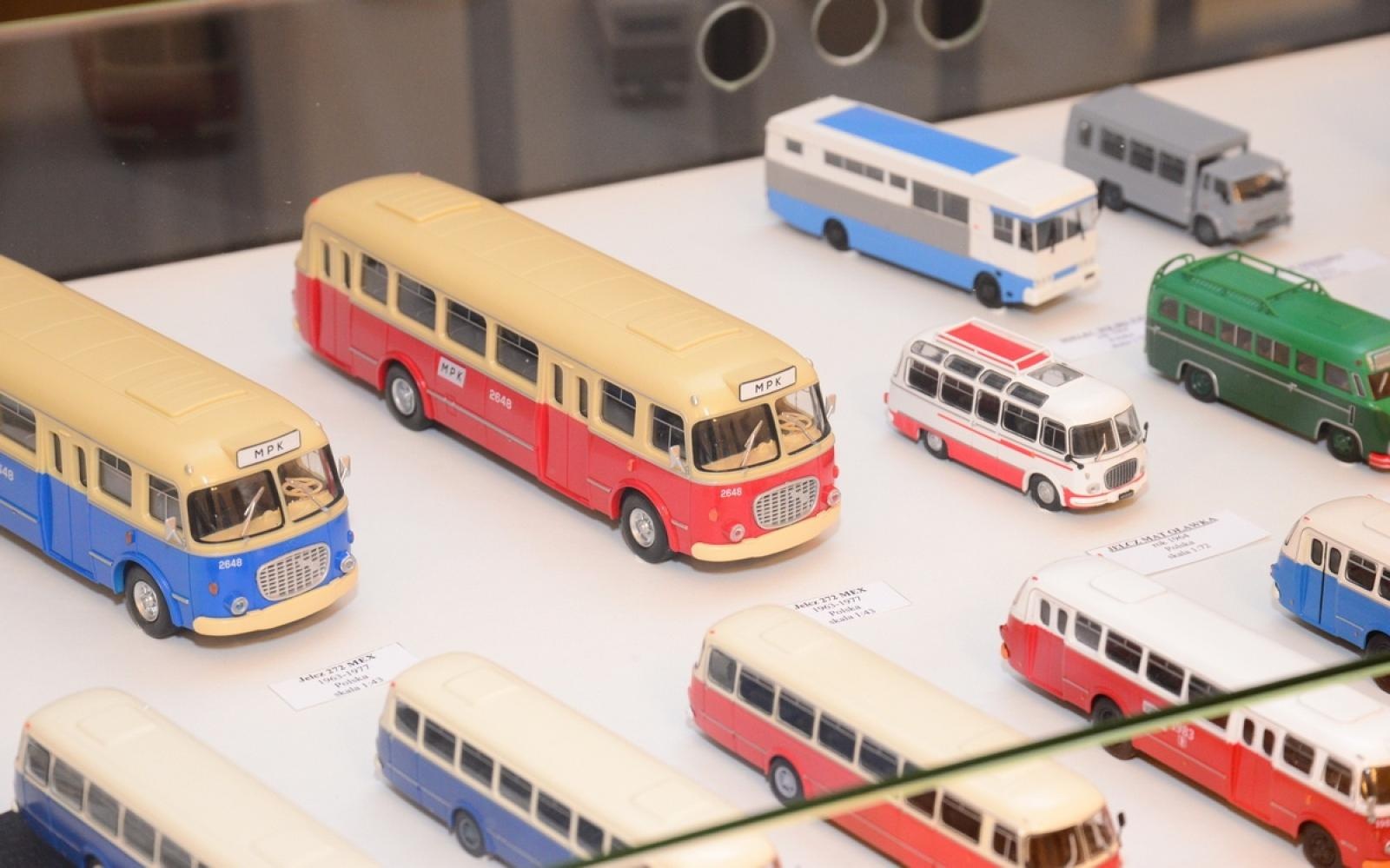 Zdjęcie w galerii na portalu naszraciborz.pl: Modele kultowych samochodów na wystawie w Muzeum [FOTO] wiadomości z regionu