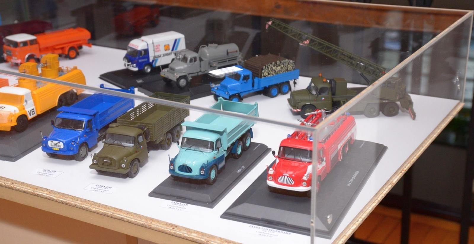 Zdjęcie w galerii na portalu naszraciborz.pl: Modele kultowych samochodów na wystawie w Muzeum [FOTO] wiadomości z regionu