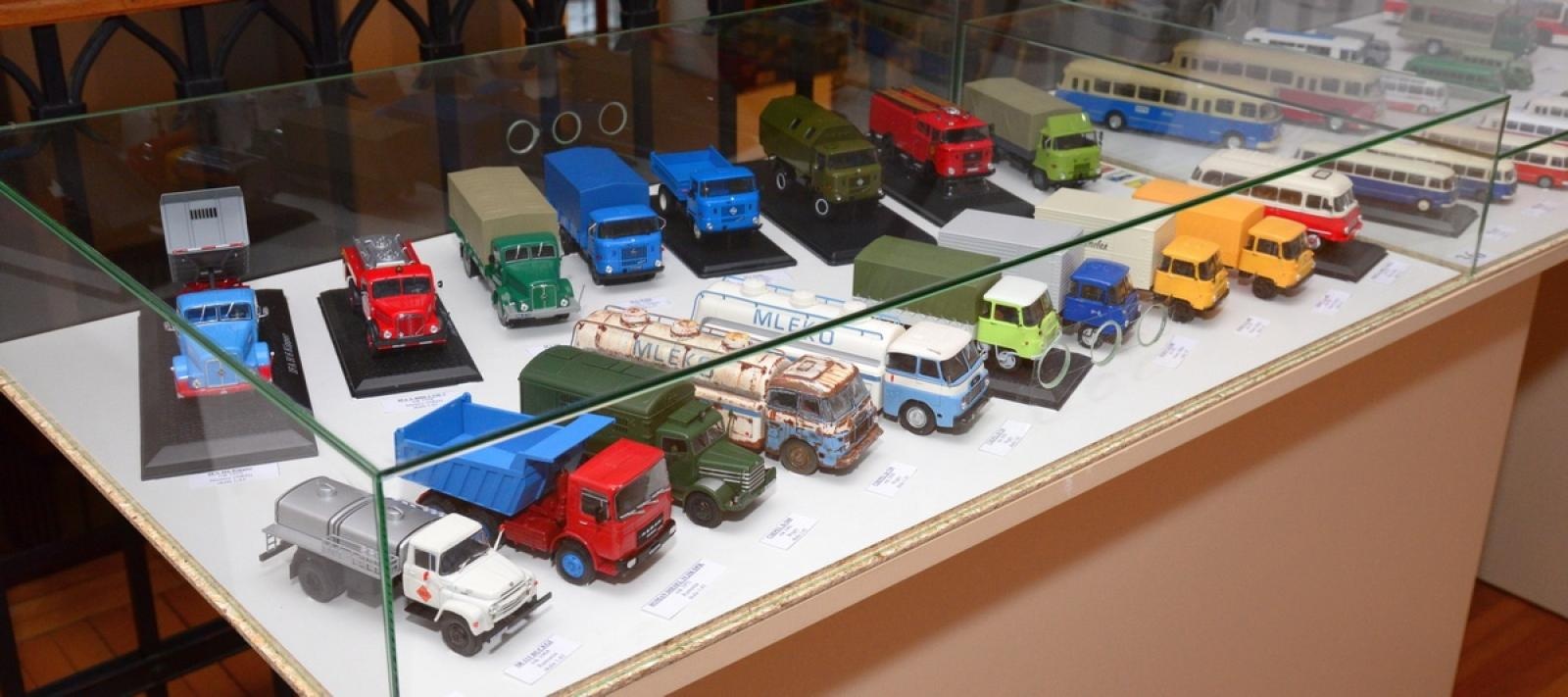 Zdjęcie w galerii na portalu naszraciborz.pl: Modele kultowych samochodów na wystawie w Muzeum [FOTO] wiadomości z regionu