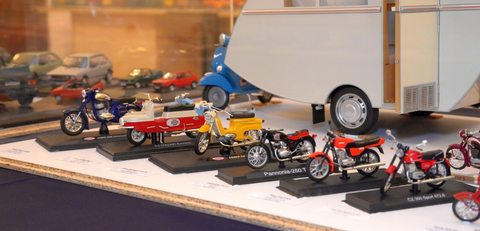 Zdjęcie w galerii na portalu naszraciborz.pl: Modele kultowych samochodów na wystawie w Muzeum [FOTO] wiadomości z regionu