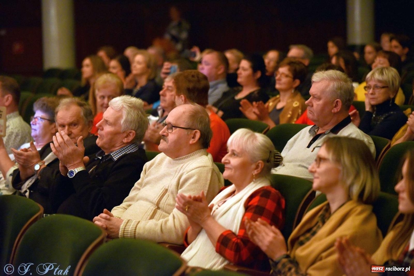 Zdjęcie w galerii na portalu naszraciborz.pl: Koncert zimowy w RCK. Wystąpiła Perspektywa i orkiestra H. Krótkiego wiadomości z regionu