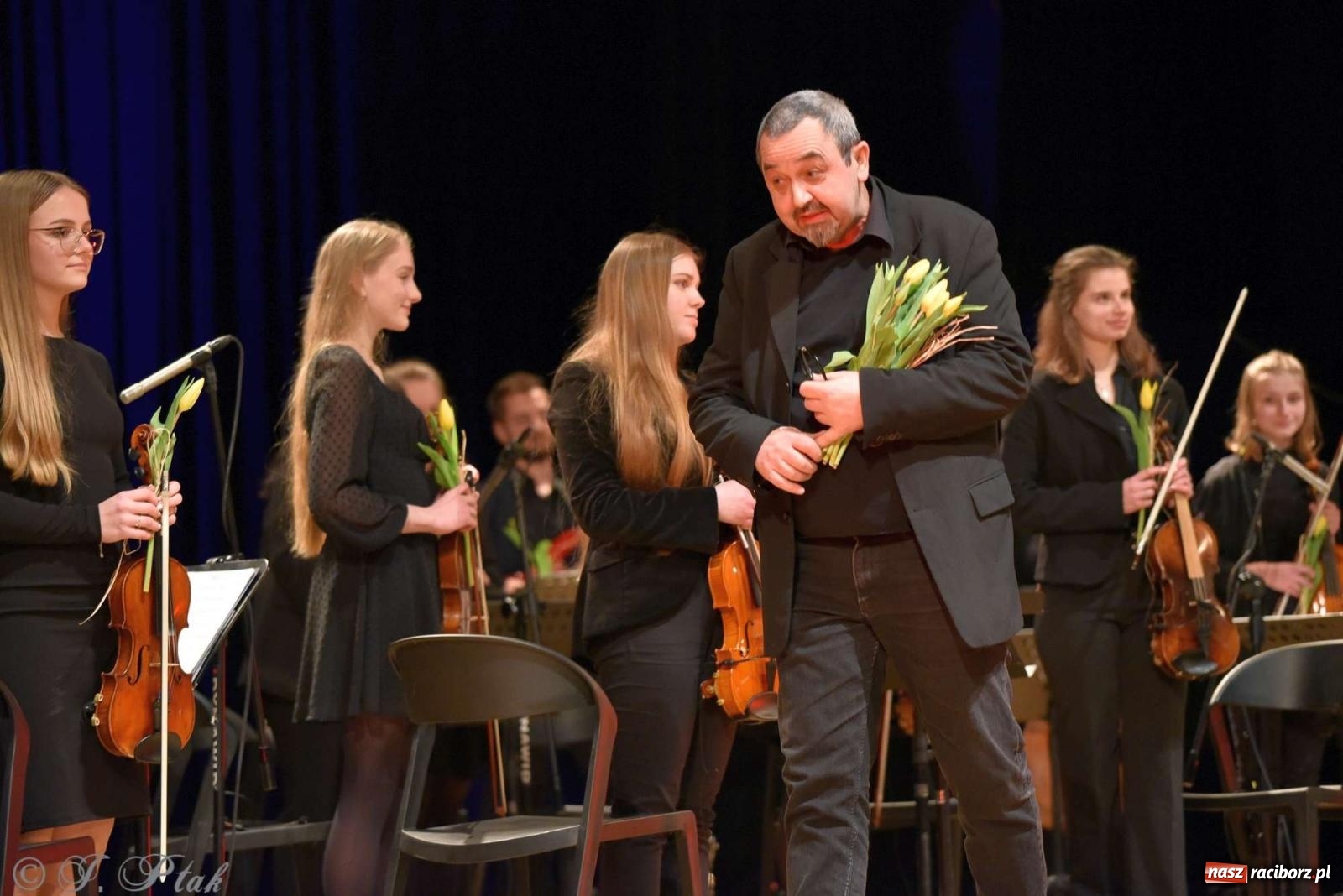 Zdjęcie w galerii na portalu naszraciborz.pl: Koncert zimowy w RCK. Wystąpiła Perspektywa i orkiestra H. Krótkiego wiadomości z regionu