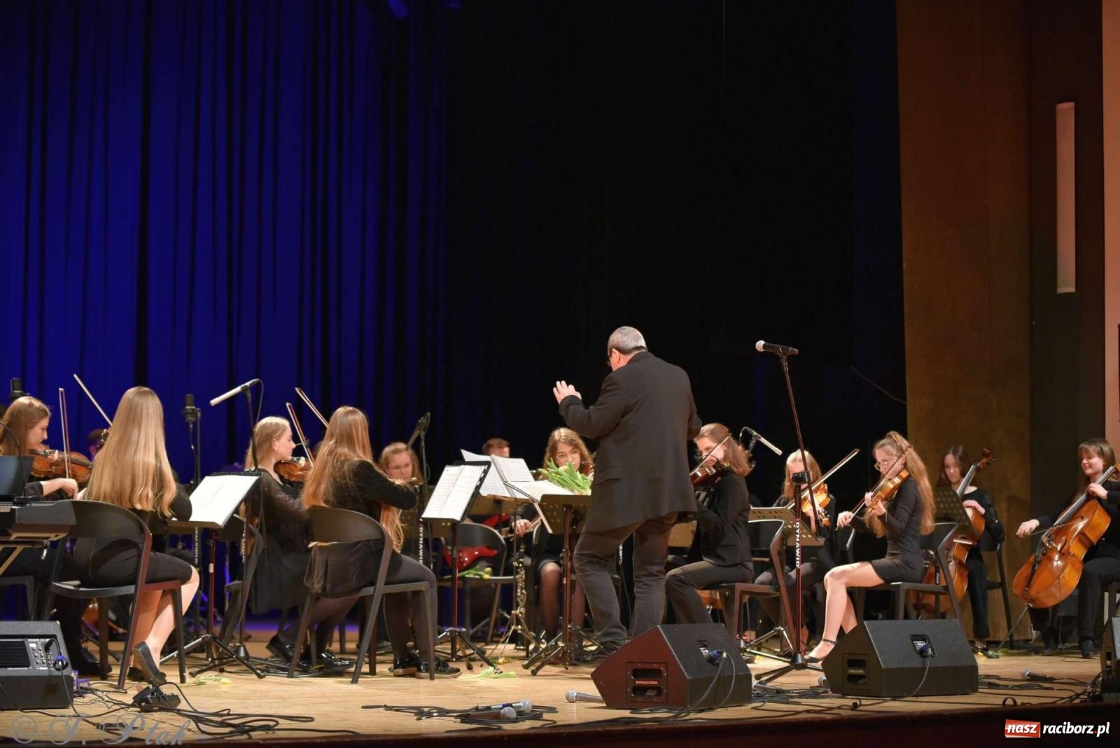Zdjęcie w galerii na portalu naszraciborz.pl: Koncert zimowy w RCK. Wystąpiła Perspektywa i orkiestra H. Krótkiego wiadomości z regionu