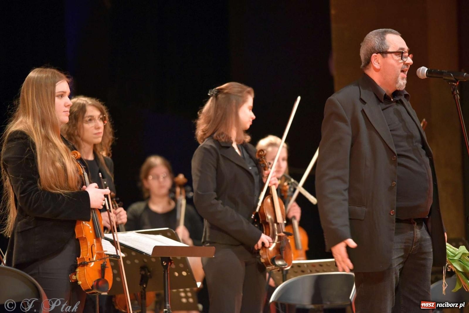 Zdjęcie w galerii na portalu naszraciborz.pl: Koncert zimowy w RCK. Wystąpiła Perspektywa i orkiestra H. Krótkiego wiadomości z regionu