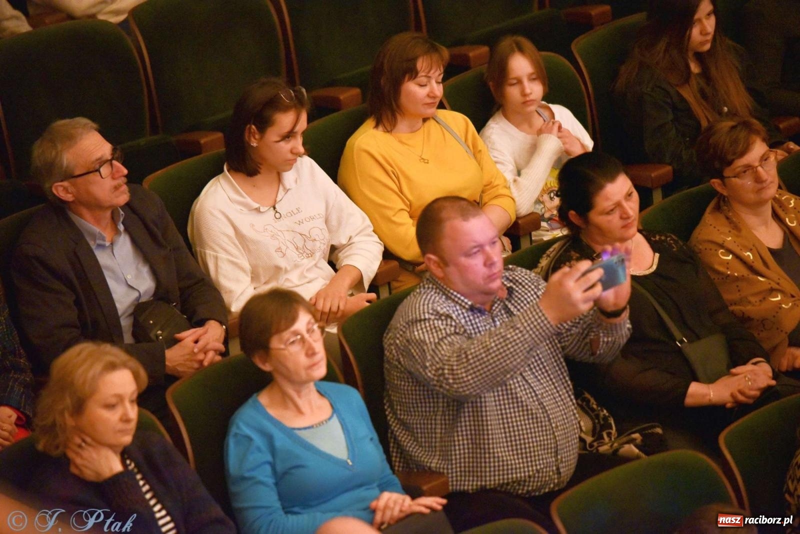 Zdjęcie w galerii na portalu naszraciborz.pl: Koncert zimowy w RCK. Wystąpiła Perspektywa i orkiestra H. Krótkiego wiadomości z regionu