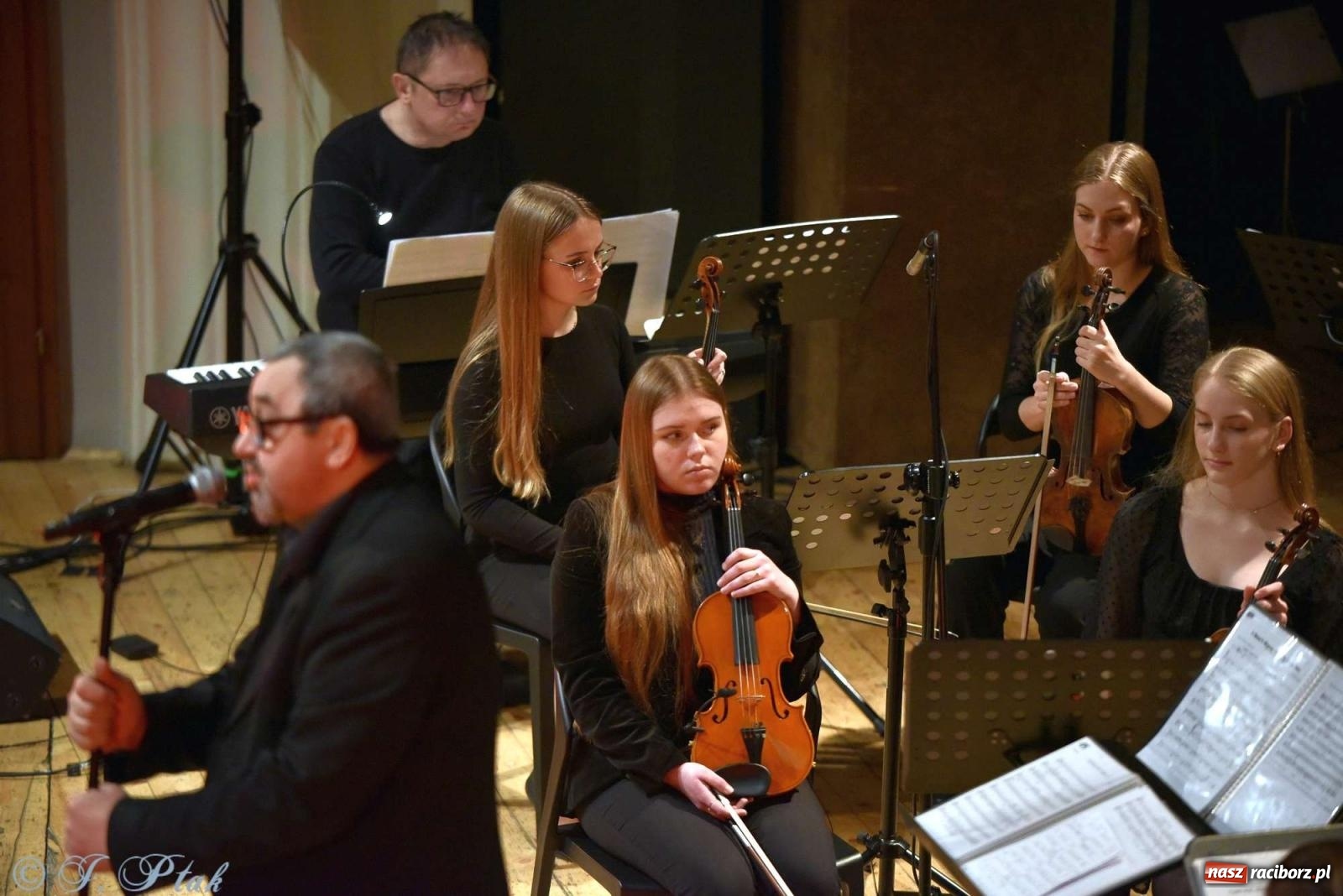 Zdjęcie w galerii na portalu naszraciborz.pl: Koncert zimowy w RCK. Wystąpiła Perspektywa i orkiestra H. Krótkiego wiadomości z regionu