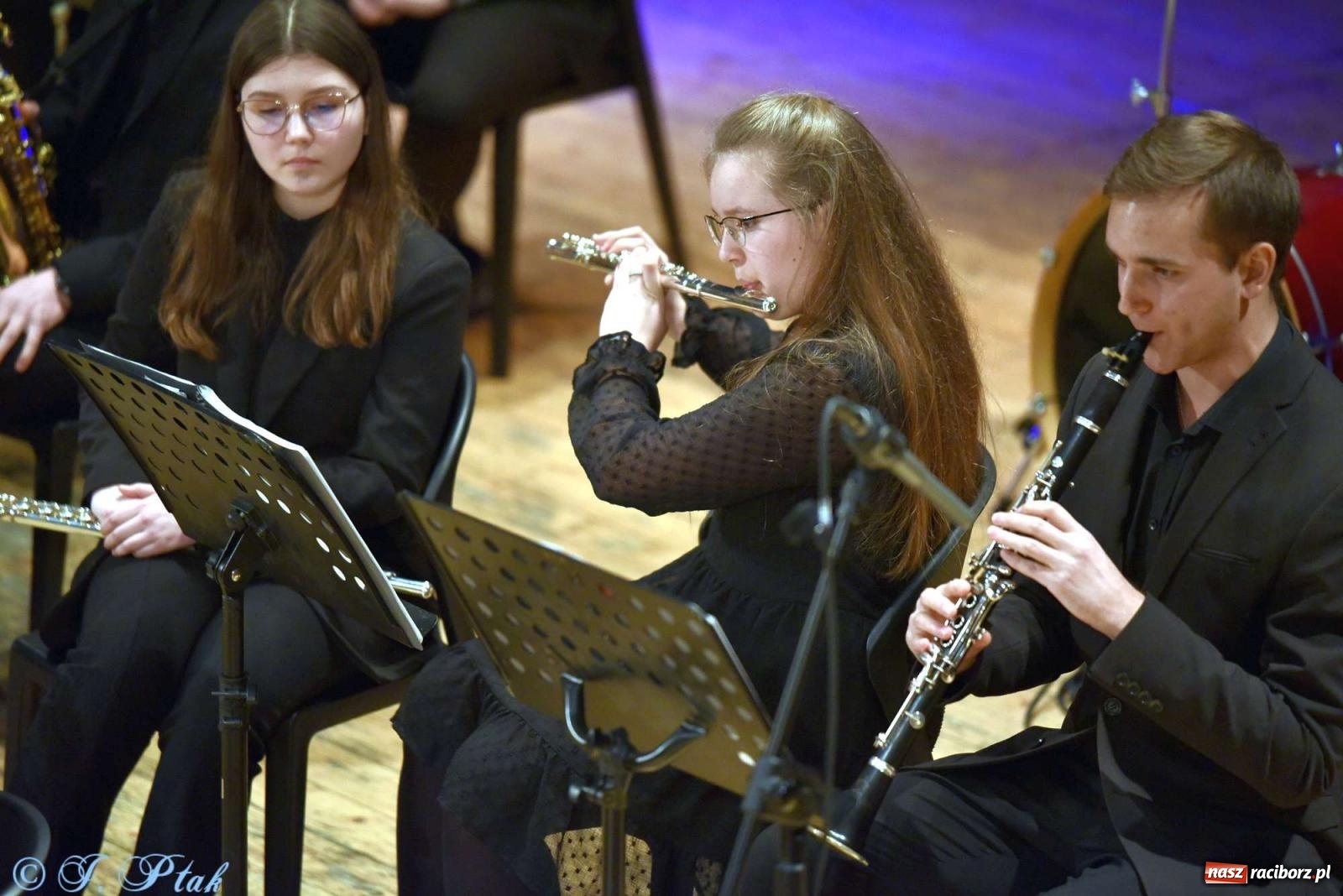 Zdjęcie w galerii na portalu naszraciborz.pl: Koncert zimowy w RCK. Wystąpiła Perspektywa i orkiestra H. Krótkiego wiadomości z regionu