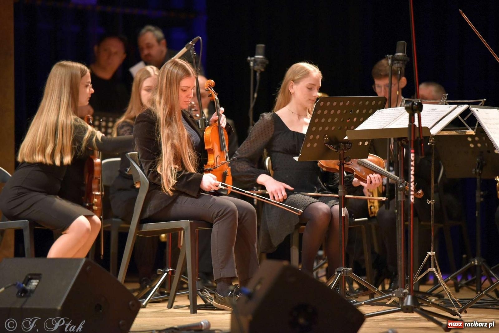 Zdjęcie w galerii na portalu naszraciborz.pl: Koncert zimowy w RCK. Wystąpiła Perspektywa i orkiestra H. Krótkiego wiadomości z regionu