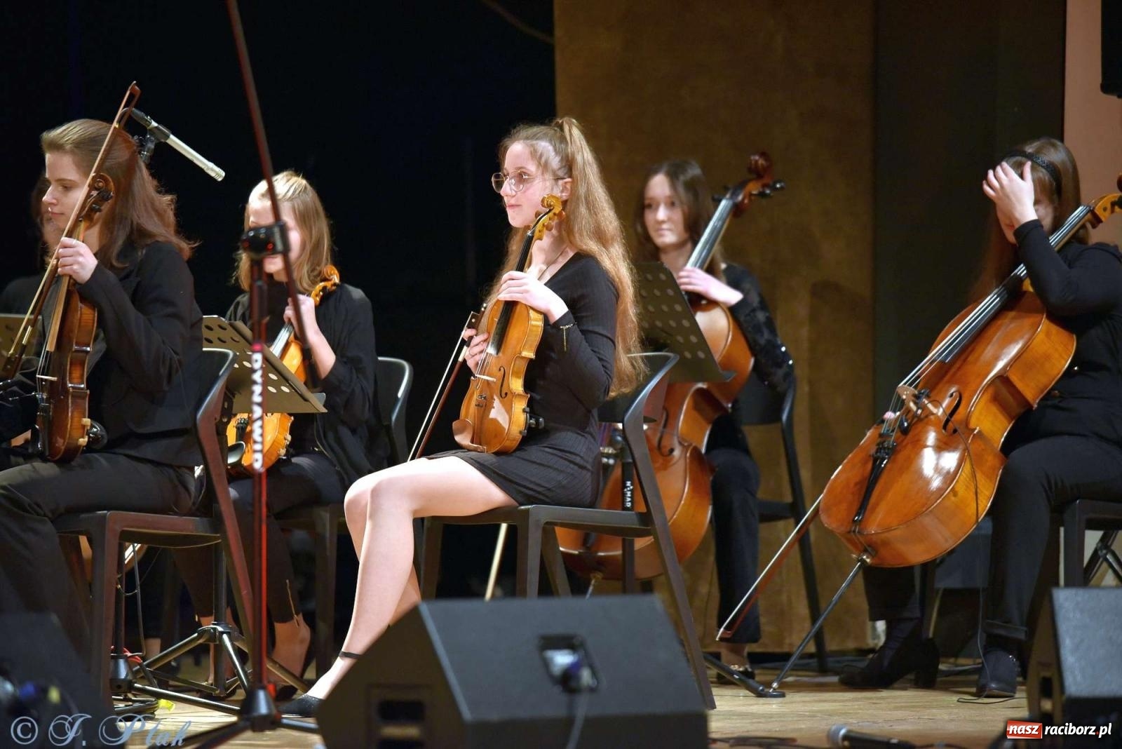 Zdjęcie w galerii na portalu naszraciborz.pl: Koncert zimowy w RCK. Wystąpiła Perspektywa i orkiestra H. Krótkiego wiadomości z regionu