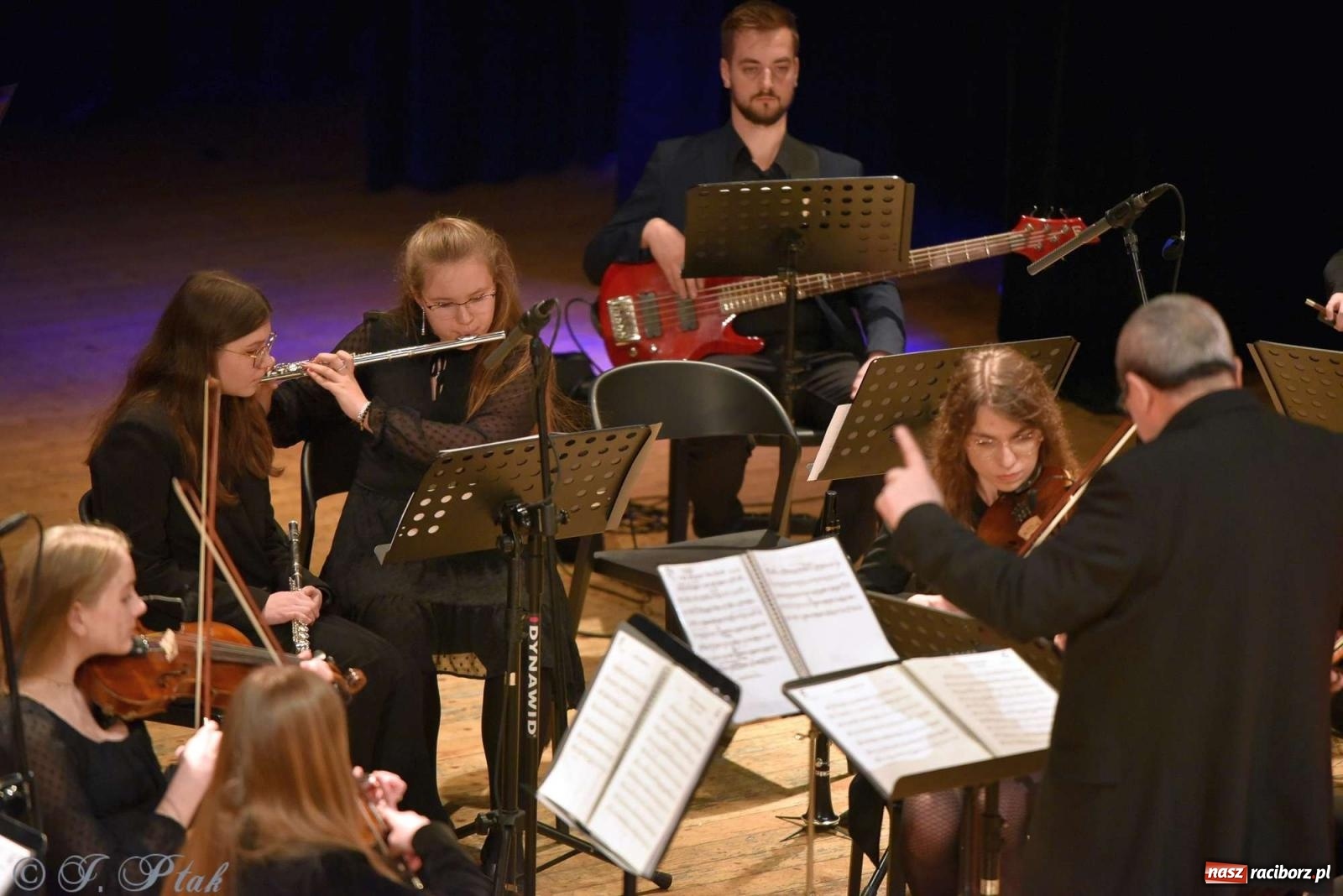 Zdjęcie w galerii na portalu naszraciborz.pl: Koncert zimowy w RCK. Wystąpiła Perspektywa i orkiestra H. Krótkiego wiadomości z regionu