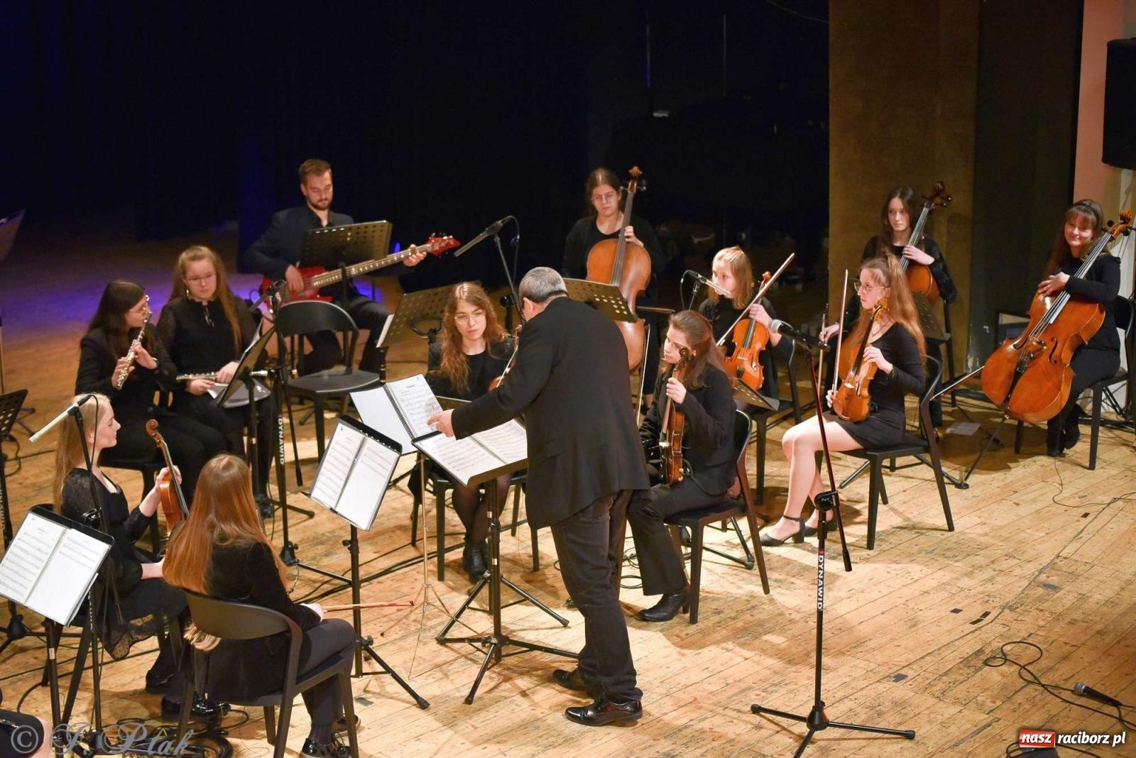 Zdjęcie w galerii na portalu naszraciborz.pl: Koncert zimowy w RCK. Wystąpiła Perspektywa i orkiestra H. Krótkiego wiadomości z regionu